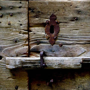 Serrure en métal et verrou en bois sur une vieille porte en bois - France  - collection de photos clin d'oeil, catégorie portes